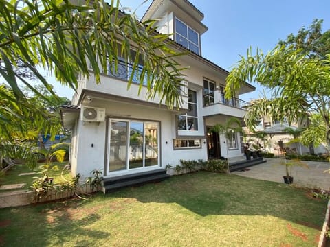 Property building, Day, Garden, Garden view