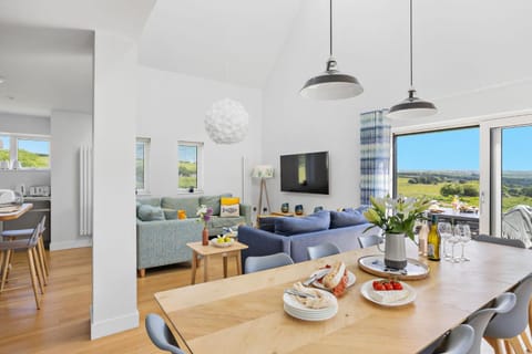 TV and multimedia, Living room, Seating area, Dining area