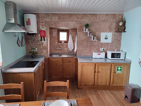 Kitchen or kitchenette, Dining area, minibar, toaster