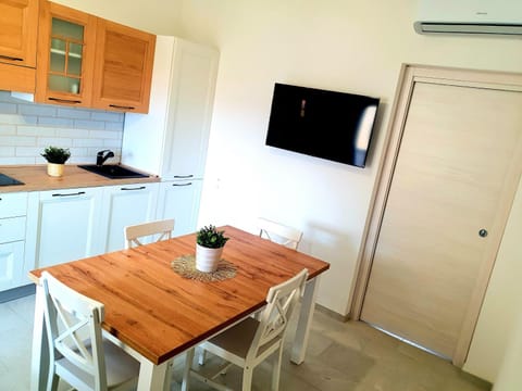 TV and multimedia, Kitchen or kitchenette, Dining area, stove