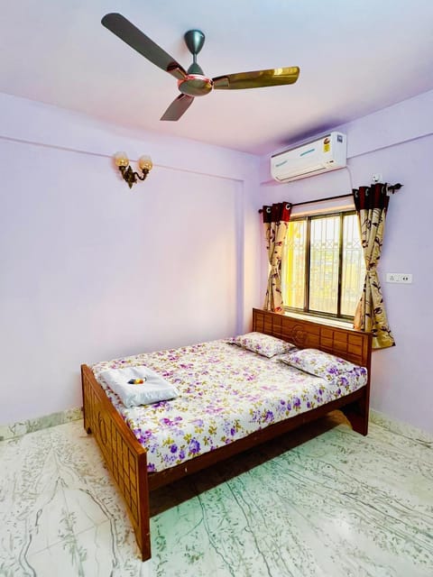 Park View Spacious Apartment with Hall , AC and Kitchen Condo in Kolkata