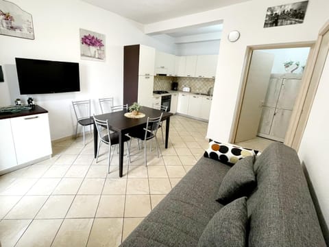 Communal lounge/ TV room, TV and multimedia, Kitchen or kitchenette, Living room, Seating area, Dining area, Evening entertainment, pet friendly, stove