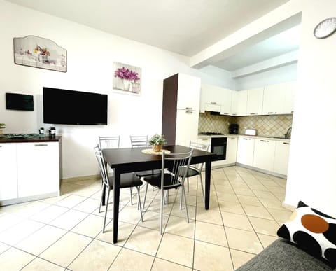 TV and multimedia, Kitchen or kitchenette, Living room, Seating area, Dining area, pet friendly, stove