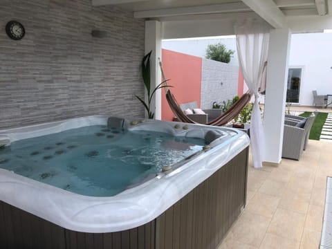 Garden, Hot Tub