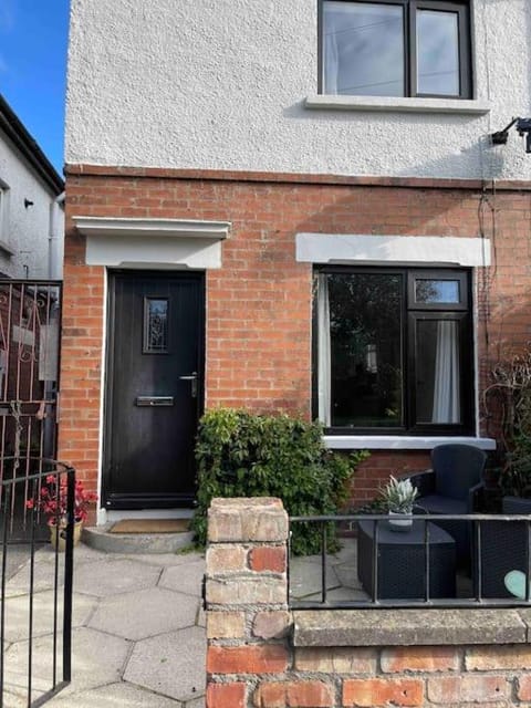 Lovely 2 bedroom house overlooking park, Free parking House in Belfast