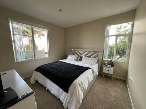 Lovely Bedroom with Pool, Gym Condo in Playa Vista