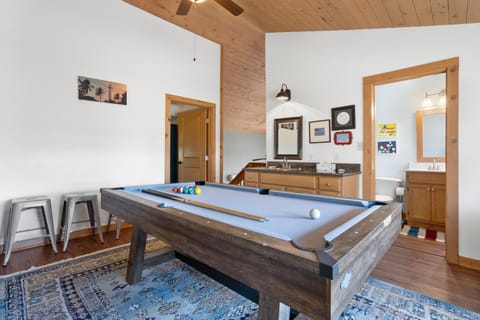 Billiard, Game Room