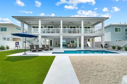 Luna Light ~ Waterfront ~ Pool ~ Dock ~ Views House in Key Colony Beach