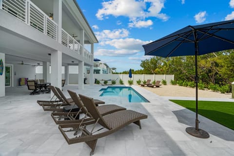 Luna Light ~ Waterfront ~ Pool ~ Dock ~ Views House in Key Colony Beach