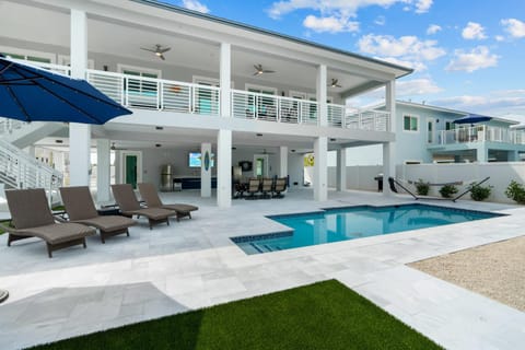 Luna Light ~ Waterfront ~ Pool ~ Dock ~ Views House in Key Colony Beach