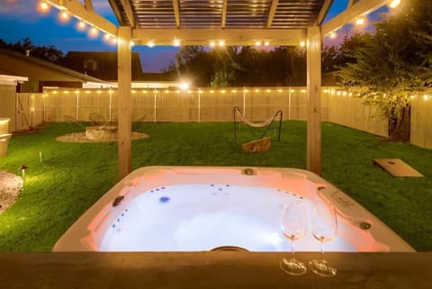 Luxury Home w Hot Tub near AT&T Stadium House in Arlington