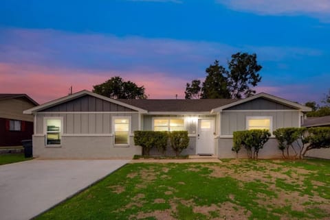 Luxury Home w Hot Tub near AT&T Stadium House in Arlington