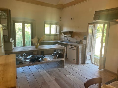 Kitchen or kitchenette, dishwasher, oven, pet friendly, stove