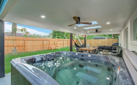 Serene 4-Bed Getaway - Hot tub & Fire Pit House in League City