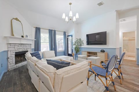 The Blue Holly - Bright & Spacious with a Pool Haus in Lake Lewisville