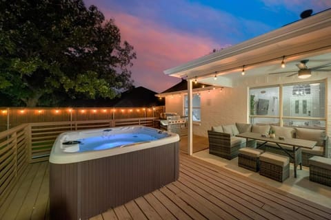 Boho Chic Home w Backyard Paradise - Pool + Grill Casa in North Richland Hills