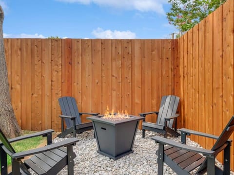 Best of Irving - Yard Firepit Free Parking House in Irving