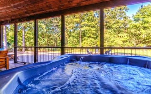 4BR/3Bth family cabin with a hot tub, sleeps 14 House in Oklahoma