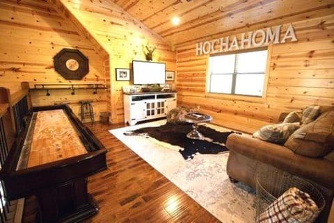 4BR/3Bth family cabin with a hot tub, sleeps 14 House in Oklahoma