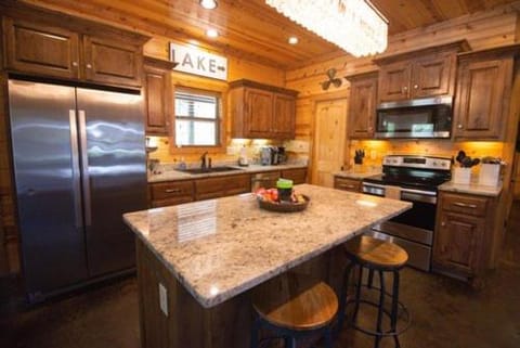 4BR/3Bth family cabin with a hot tub, sleeps 14 House in Oklahoma