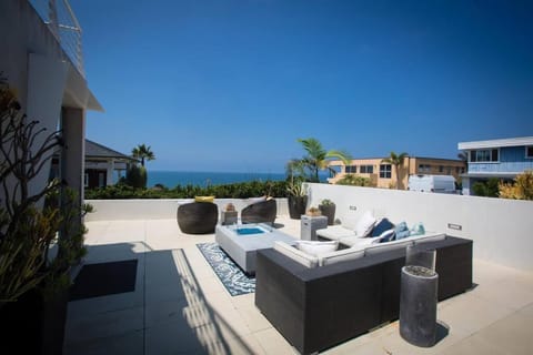 Amazing Views! Walk to the Beach! Pool and Spa! Villa in Del Mar