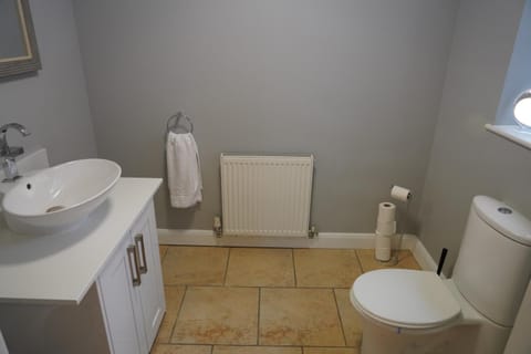 8 double beds in a 5 bedroom house, pets welcome House in England