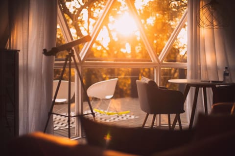 Patio, Day, Living room, Seating area, Dining area, Sunrise, Sunset