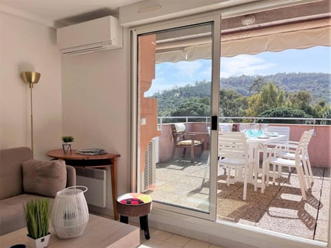 Appartement Vacances - 4 Pers, Piscine, Terrasse, Proche Plage au Lavandou - FR-1-251-556 Apartment in Le Lavandou