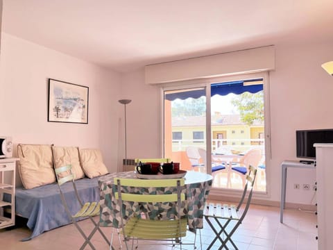 Appartement 2 pièces cabine avec terrasse, proche plage et commerces, parking privé, au Lavandou - FR-1-251-538 Apartment in Le Lavandou