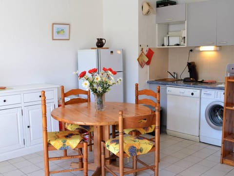 2 Pces, 4 Couchages, Terrasse, Parking, Piscine, Proche Plage et Commerces - Le Lavandou - FR-1-251-558 Apartment in Le Lavandou