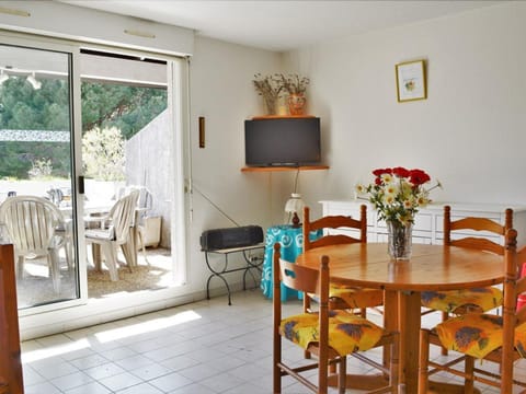 2 Pces, 4 Couchages, Terrasse, Parking, Piscine, Proche Plage et Commerces - Le Lavandou - FR-1-251-558 Apartment in Le Lavandou