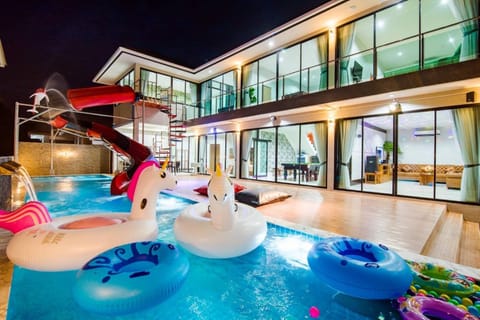 Night, Natural landscape, Hot Tub, Living room, Seating area, Evening entertainment, Pool view, Swimming pool