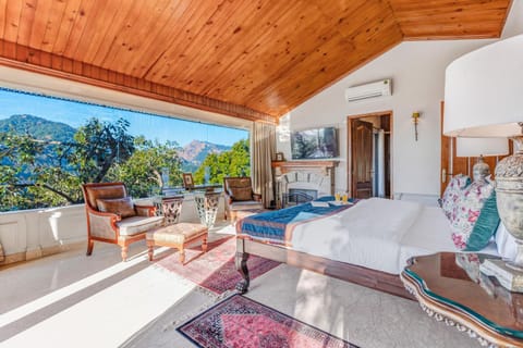 Bed, View (from property/room), Photo of the whole room, Seating area, Bedroom, Mountain view