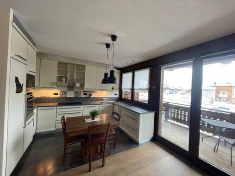 Kitchen or kitchenette, Dining area, oven, stove