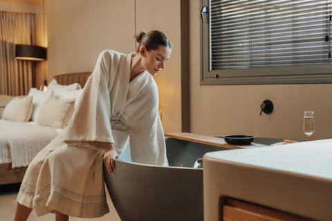 Bed, group of guests, towels