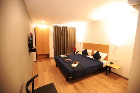 Bed, Photo of the whole room, Seating area, Bedroom