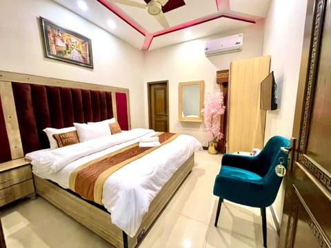 Go Hotel 001 Johar Town Hotel in Lahore