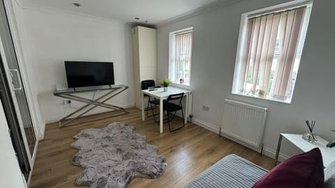 New Croydon Apartment Near Waddon Station! Apartment in Croydon