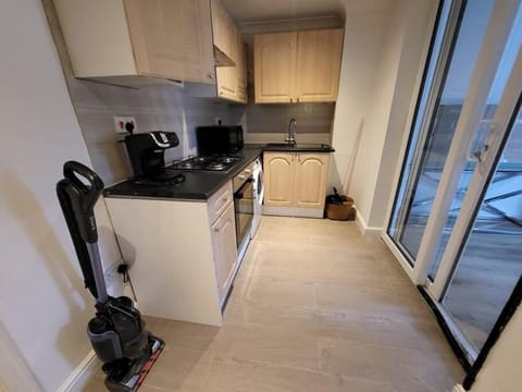 New Croydon Apartment Near Waddon Station! Apartment in Croydon