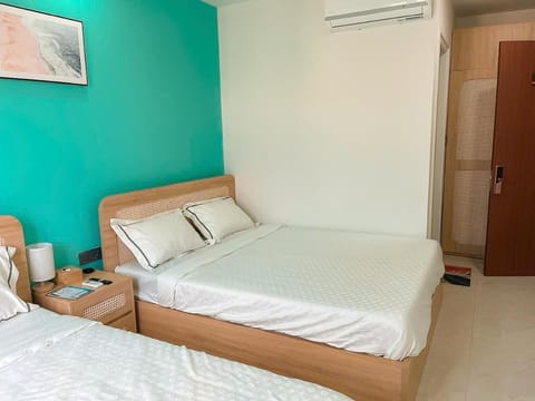 Bedroom, wardrobe, air conditioner