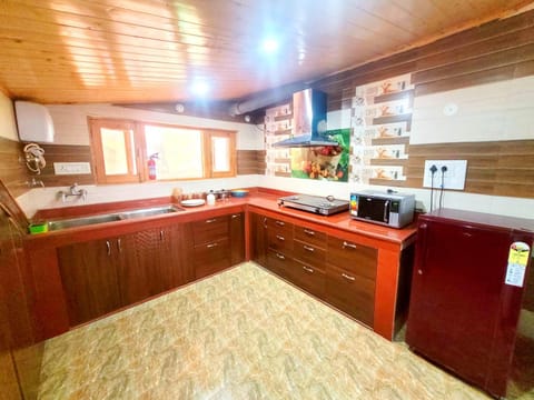 Kitchen or kitchenette, minibar, pet friendly, stove