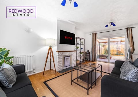3 Bedroom House x2 FREE Parking Netflix By REDWOOD STAYS Casa in Camberley