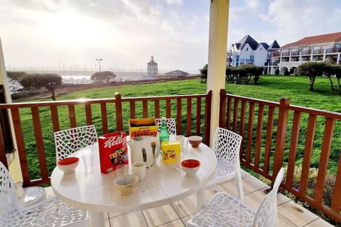 View (from property/room), Balcony/Terrace, Dining area