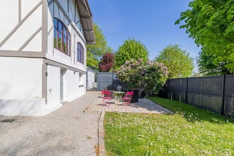 Property building, Spring, Day, Garden, Garden view