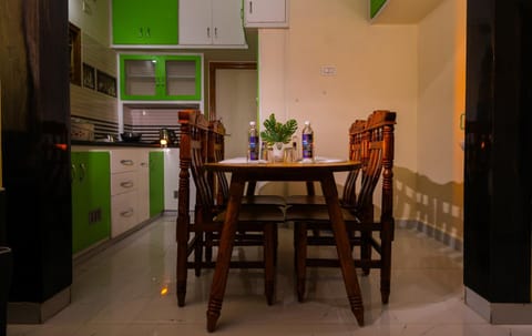 S V IDEAL HOMESTAY -2BHK SERVICE APARTMENTS-AC Bedrooms, Premium Amities, Near to Airport Vacation rental in Tirupati