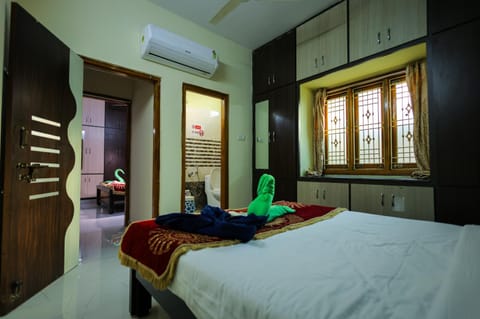 S V IDEAL HOMESTAY -2BHK SERVICE APARTMENTS-AC Bedrooms, Premium Amities, Near to Airport Location de vacances in Tirupati