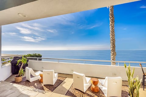 Malibu Breeze - hot tub, ocean view, steps to beach Haus in Topanga