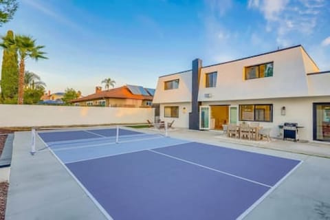Luxury Retreat with Hot Tub and Pickleball Court House in Laguna Hills