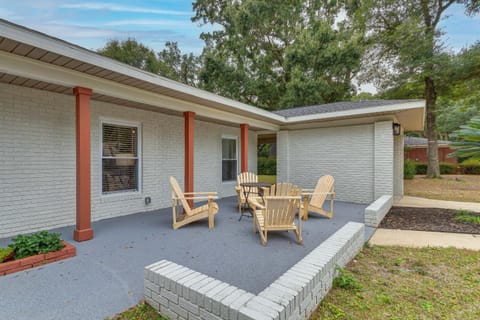 Updated Pensacola Home about 7 Mi to Beach! Casa in Pensacola