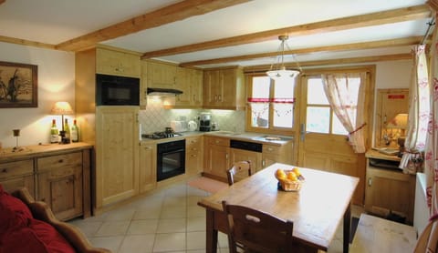 Coffee/tea facilities, Kitchen or kitchenette, Dining area